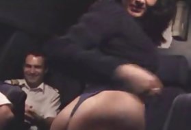 Schmutzige Mann-Spielzeug zu spielen mit sexy kimono girl dirty