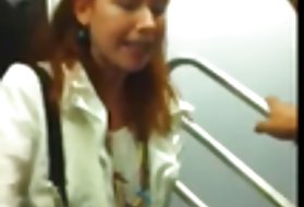 Fehlgeschlagene flash - rothaarige Frau wird sehr wütend im Zug nicht